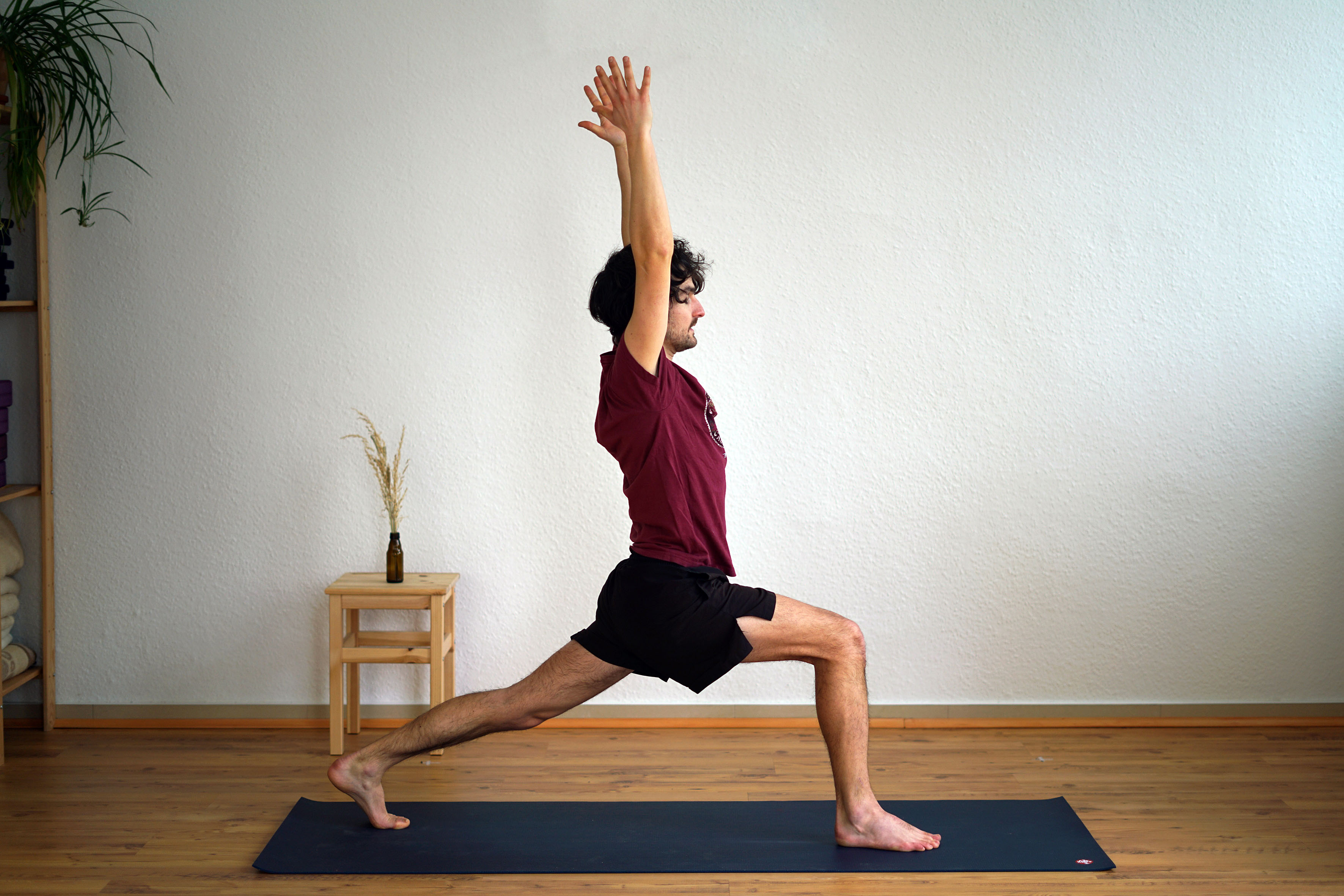 Johannes macht Vinyasa Yoga in Leipzig