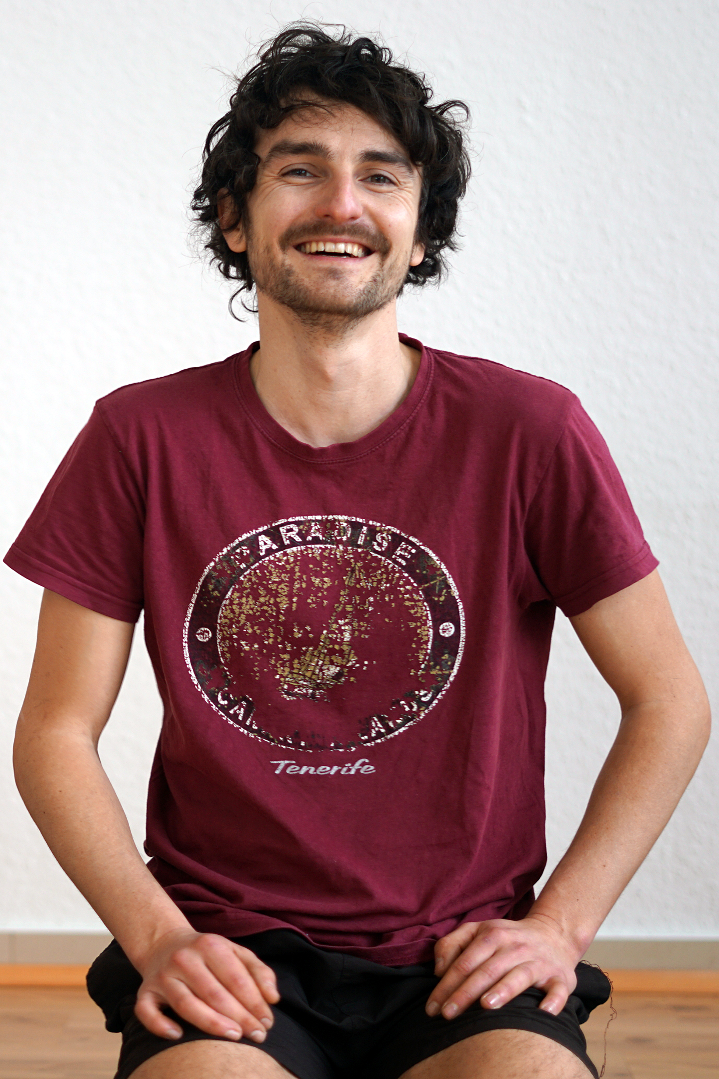 Johannes lächelt über Vinyasa Yoga Leipzig